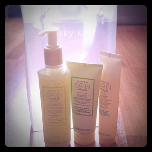MARY KAY SATIN HANDS SET